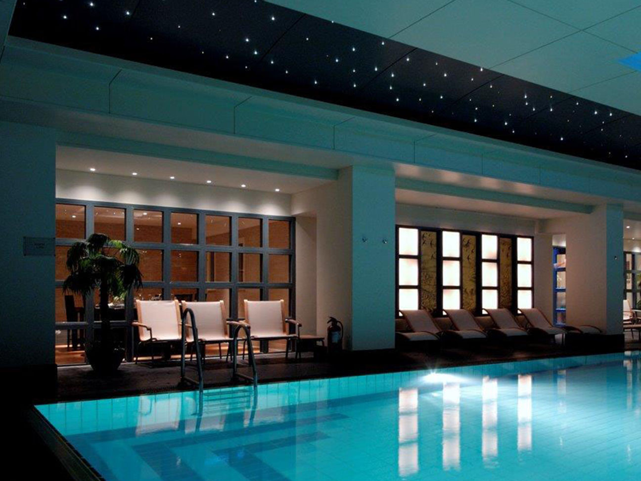 wellness beleuchting Sternenhimmel Schwimbad